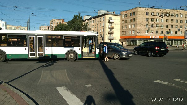 Автобус въехал в ситроен на перекрестке Нахимова и Наличной