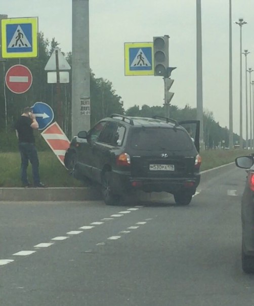 В сторону када по Парашютной улице Hyundai свернул в столб, пытаясь не ударить Поло