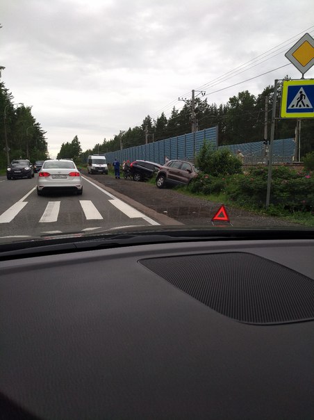 На Приморском шоссе в районе Комарово если ехать с города ДТП две машины в кувете ,,пробка уже расте...