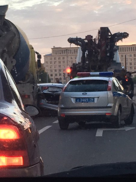 Авария при съезде с Володарского моста на Октябрьскую набережную,полиция только подъехала. Хорошо за...
