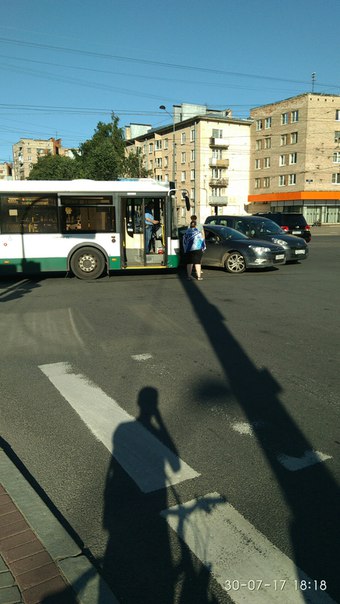 Автобус въехал в ситроен на перекрестке Нахимова и Наличной