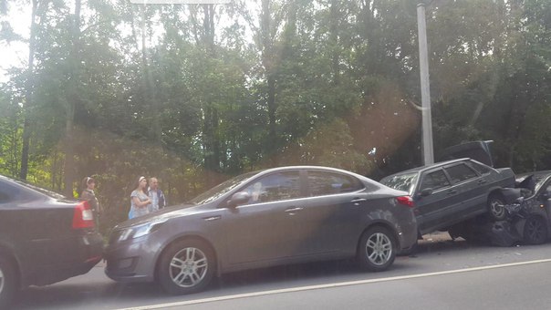 5 машин собрались паровозиком на Дороге Жизни в поселке Романовка , служб пока нет на месте