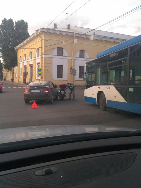 Дтп с Мотоциклом на перекрёстке Лермонтовского и Обводного