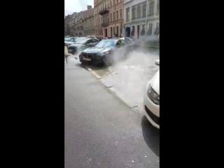 Горячая вода вышла на поверхность в начале Моховой улицы...ищут хозяев авто