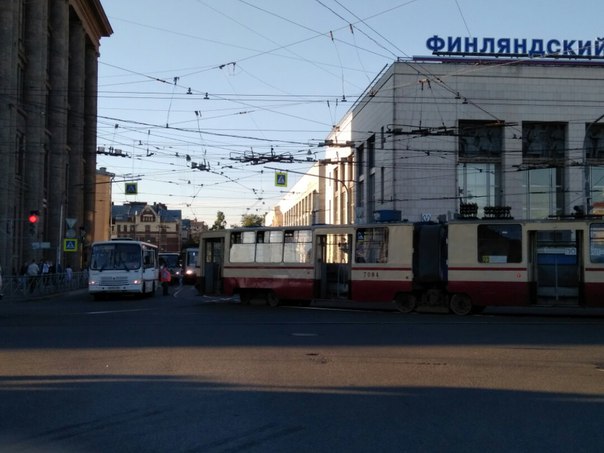 На площади Ленина Маршрутка не умеет соблюдать дистанцию от трамвая. Транспорт остановился