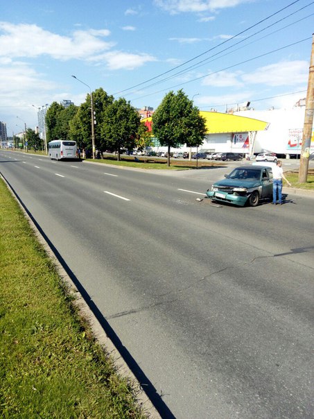 На Выборгском шоссе, напротив окея, автобус и лада. Лада раскорячилась на полторы полосы!Автобус пол...