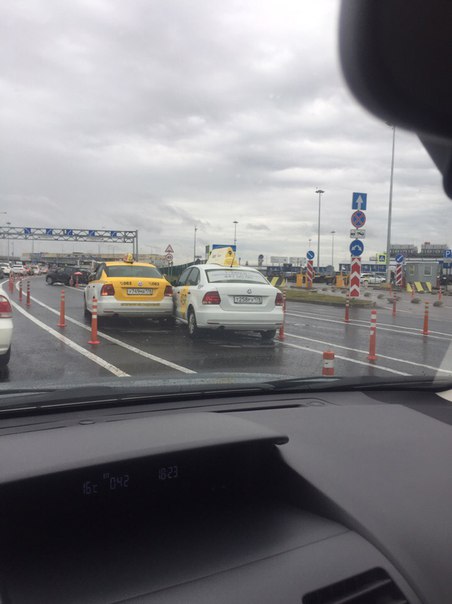 Яндекс такси объединился не с uber, а такси 063 на въезде к отправлению в Пулково ..