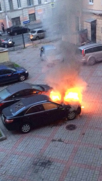 Доброе утро)) Во дворе ул.Константина Заслонова д.9 сейчас горит автомобиль. Службы вызваны.