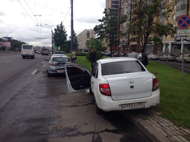 При въезде в карман по Большевиков 11 , чёрная Volvo 461 подрезала водителя Лады, потеряла зеркало и...