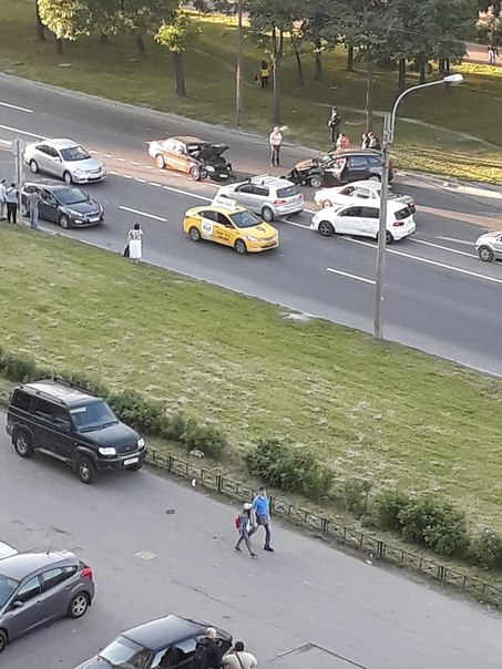 Виновник аварии на Дачном 17 к4 убежал, пострадали 4 автомобиля