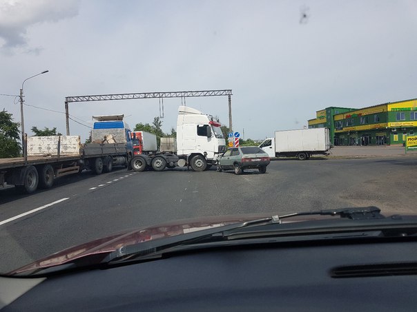 Грузовик не пустил автотаз на Московском шоссе, не доезжая до поста в сторону города,