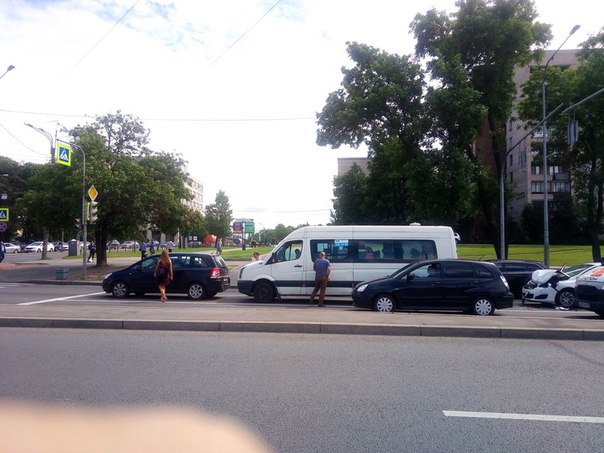 На перекрёстке Трамвайного проспекта и проспекта Стачек автомобиль такси 068 "догнал" стоящие на кра...