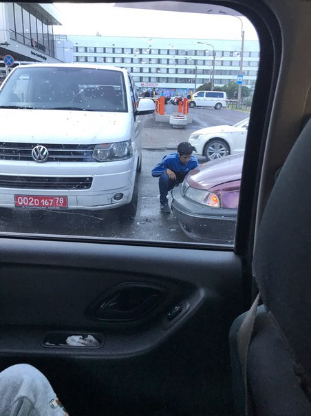 Дипломатический скандал , Volkswagen с дипномерами поспешил выехать с парковки гостиницы Азимут на Л...