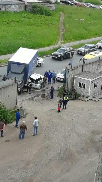 1ый Верхний переулок , Ваз без морды. ДПС на месте, пожарные передо мной уезжали.