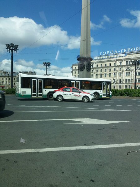На площади Восстания автобусу сегодня не везет.