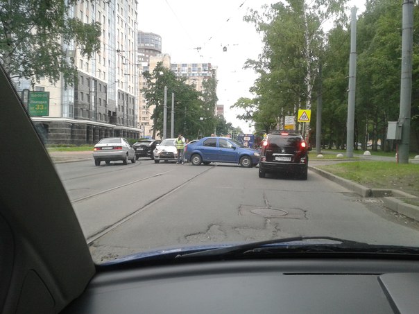 На улице Савушкина в сторону чёрной речки,лучше объезжайте очень узкий проезд приходится на тротуар ...