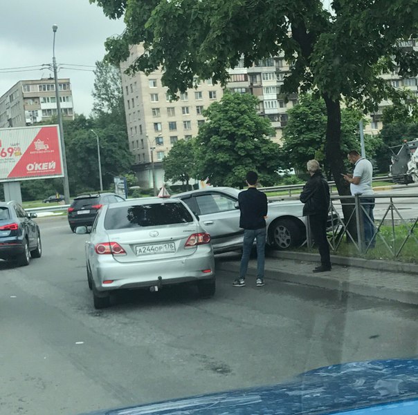 Влетел в ограждение на Белградской улице, перед пр.Славы.