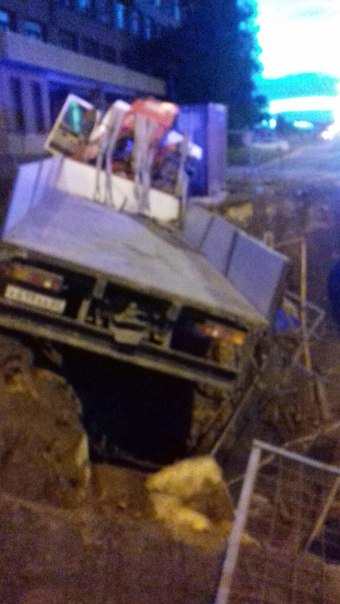 На Митрофаньевском шоссе грузовик улетел в котлован.