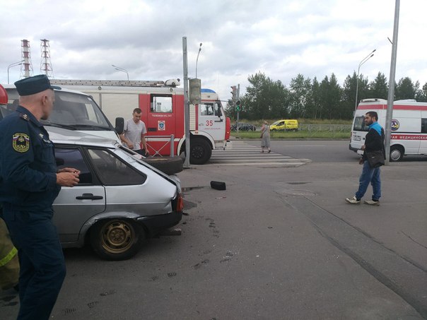 На проспекте Маршала Казакова, рядом со спаром, 16:03, за рулем газели пьяный мужчина, за рулем авто...