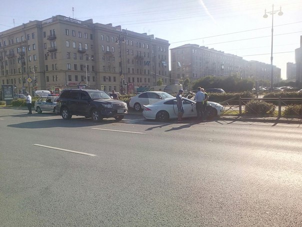 На Московском проспекте, Мужик на Ягуаре, по словам очевидцев подрезал легковушку.