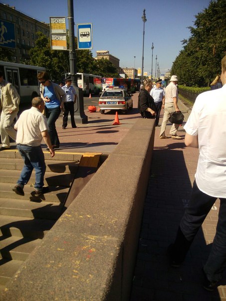 У метро Московская, выход на Алтайскую, подъем в сторону сквера и фонтанов обнаружен бесхозный предм...