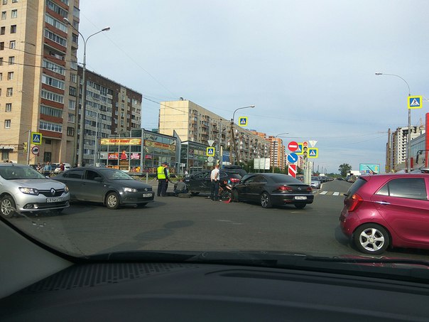 ДТП на пересечении ул. Тверской и Оборонной. Колпино. По направлению к Московскому шоссе все стоит.