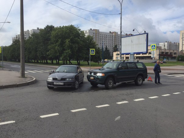 Попал в ДТП на улице Галстяна , перед площадью Победы