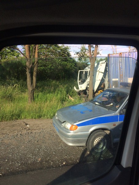 На Московском шоссе в сторону города перед деревней Зуево столкнулись две фуры, вроде все живы