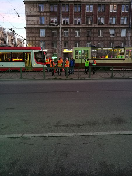 Загорелся трамвай возле метро новочеркасская.