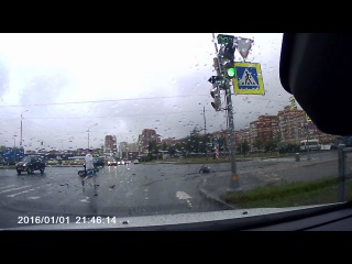Публикуем видео ДТП с мотоциклисткой на улице Сизова