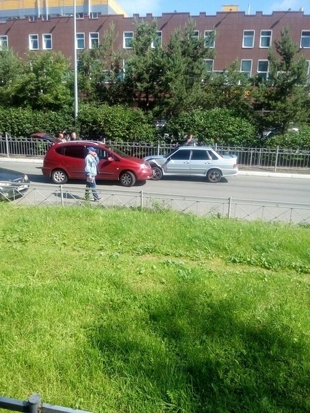 Водители устроив ДТП на ул. Шостаковича, перекрыли проезд