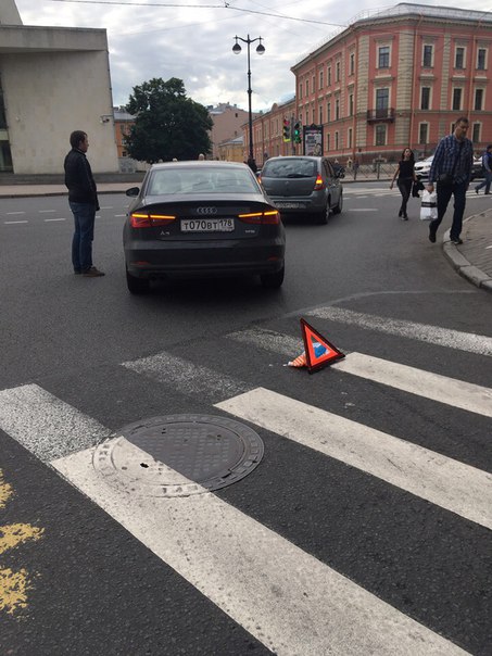 Audi ударила Renault на повороте с улицы Жуковского на Лиговский.