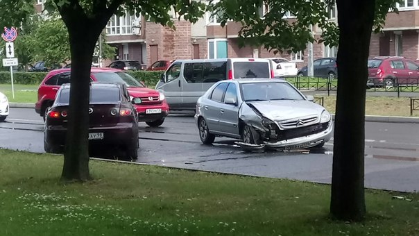 Ситроен и Mazda побились улице Подвойского и проезду не мешают