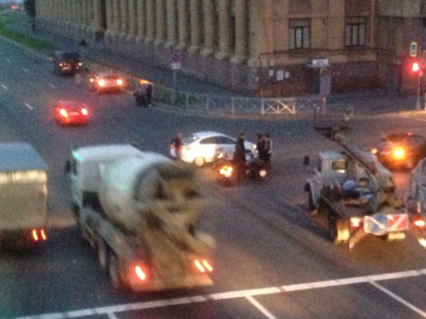 У моста Александра Невского, на Малоохтинской набережной2, столкнулись легковой автомобиль и мот...
