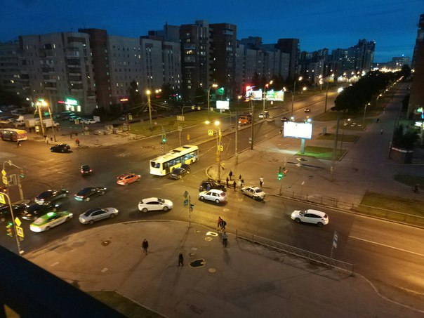 На перекрёстке Зины Портновой и Ленинского. Все живы, вроде бы. Но машины заметно пострадали.