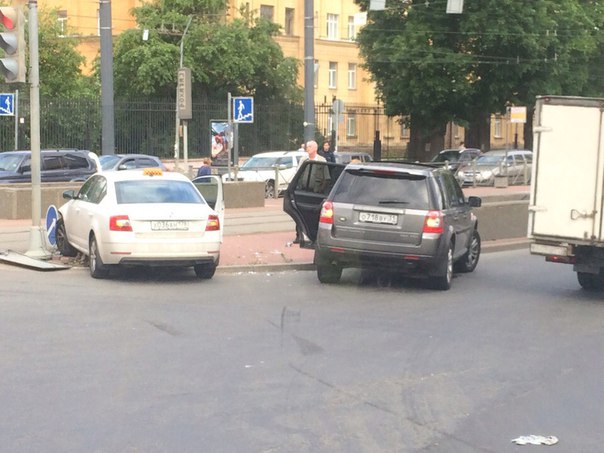 Такси и ЛендРовер не разъехались на пересечении Лесного и Кантемировской, на 9.20 служб нет, трамвая...