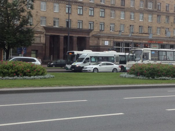 На Московской площади нерадивый водитель субподрядного микроавтобуса маршрута к-49 сорвал рабочий де...