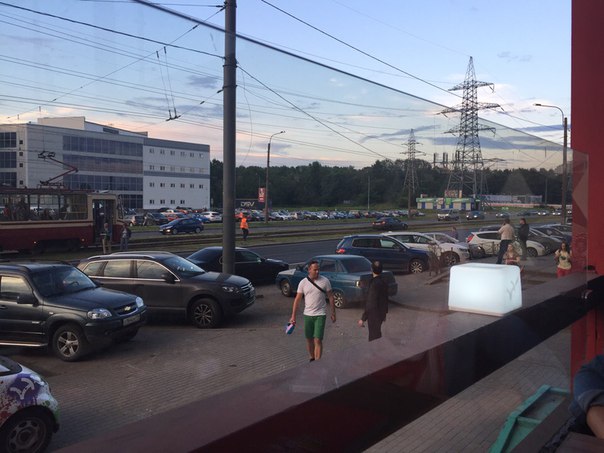 На Коломяжском БМВ улетел на рельсы, уходя от столкновения
