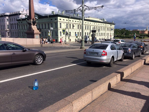 ДТП на Троицком мосту - паровозик из 3х машин, ДПС нет, мешаются в правой полосе.