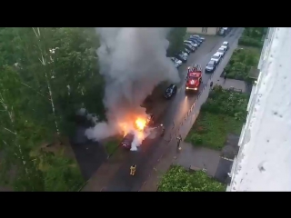 В Новом-Девяткино рядом с домом 93. Сгорели две машины. Что случилось не понятно. В 3:30 ночи.