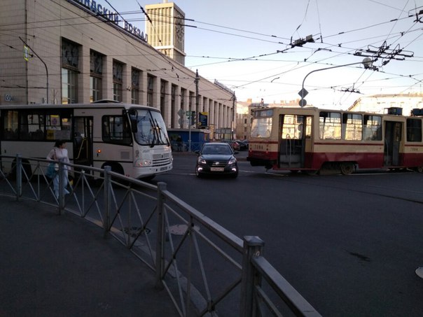 На площади Ленина Маршрутка не умеет соблюдать дистанцию от трамвая. Транспорт остановился