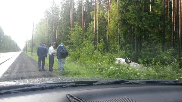 На Зеленогорском шоссе (между Комарово и Зеленогорском.),сошел с дистанции.. водитель цел.ГАИ на мес...