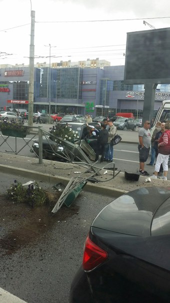 Гоночный Subaru Форестер сошел с дистанции, поломав ограждение на Ленинском проспекте перед перекрёс...