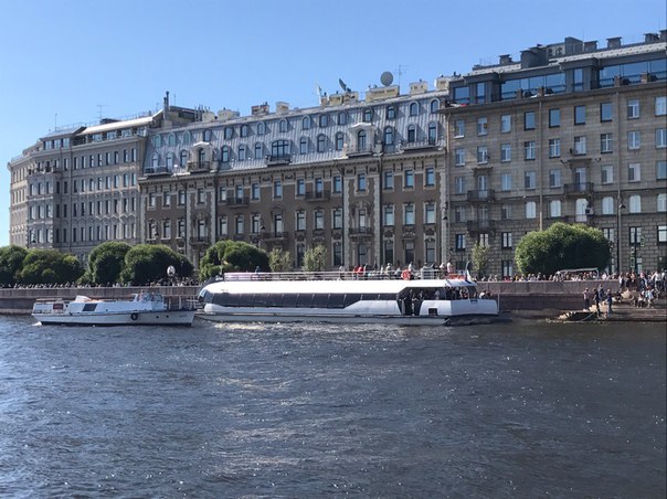 На Кронверкской набережной около водного поста МЧС судно "Мария" оторвала причал от берега