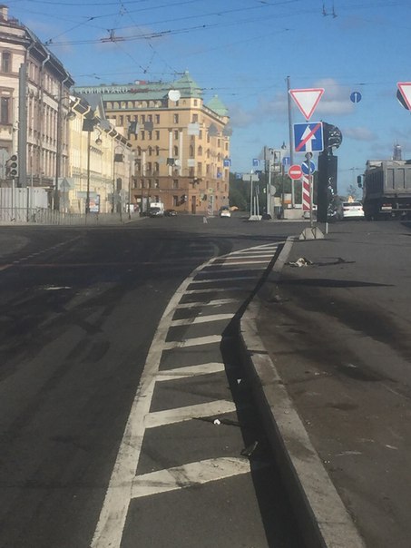 На Набережной Макарова у дома 22 автомобиль снес все знаки. Теперь не работает светофор и вся проез...