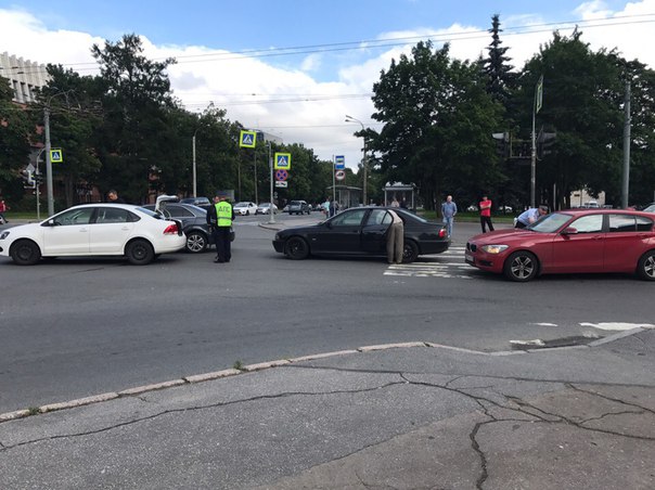 4 автомобиля пострадало в аварии на перекрёстке Тореза и Институтского