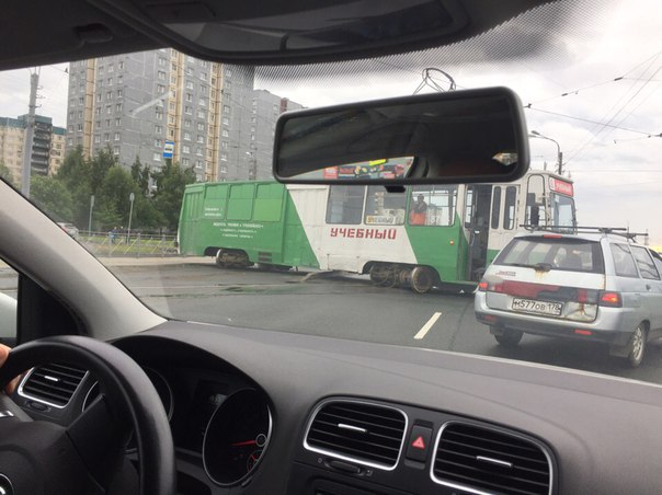 Что бывает, когда ученик валит боком на трамвае по проспекту Маршала Казакова