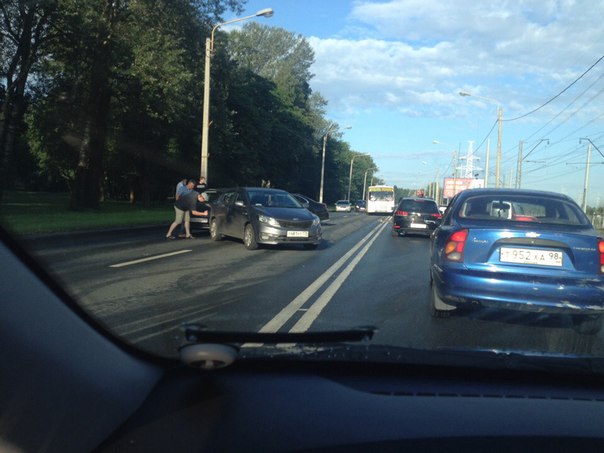 6 машин столкнулись на Петергофском шоссе.