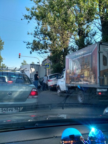 В ДТП на проспекте Энергетиков, перед Магнитогорской пострадал водитель белой иномарки.