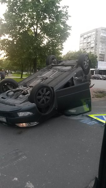 На перекрёстке Полюстровского и Пискаревского проспектов перевернулся автомобиль, вылетев на тротуар